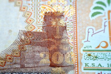 200 SAR 'ın ters tarafı 200 Suudi Arabistan riyal nakit para banknotu faturası, merkezinde Al Masmak Sarayı, Centenary logosu, Suudi Arabistan Centennial Krallığı