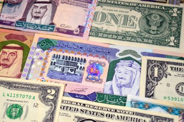 USD Amerikan doları ve Suudi Arabistan riyalleri nakit para banknotları, farklı zamanlarda, dönem ve değerler, Suudi Arabistan riyalleri para ve Amerikan parası, döviz kuru değer kavramı