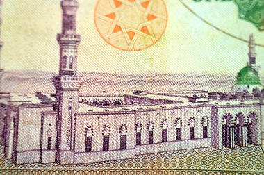 Madina 'daki Kutsal Peygamberin Camii' nin genel görünümü 100 SAR 'ın tersinden 100 Suudi riyalist nakit para banknotu, eski model Suudi parası