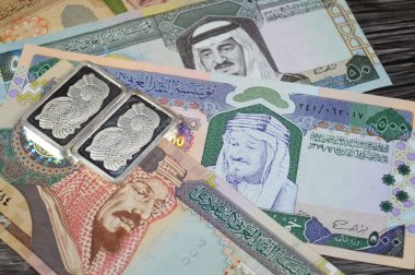 Eski Suudi Arabistan para banknotları riyaller ve gümüş külçeler saf gümüş külçe, gümüş fiyat spekülasyon, arz ve talep ile yönlendirilir ve genellikle yatırım olarak satın alınır