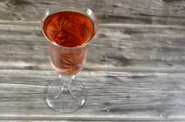 Meyve suyu, çilek, yabanmersini ve ahududu gibi çeşitli böğürtlenlerin karışımından yapılmış, antioksidan zengin, C vitamini gibi vitaminler ve mineraller içeren ferahlatıcı bir içecek.