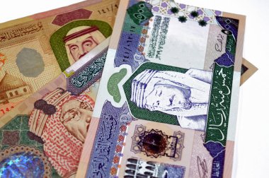Suudi Arabistanlı riyaller nakit para banknotları, farklı değerler, eski antika Kral Fahd Bin AbdulAziz Al Suud zamanı, Suudi Arabistan riyalleri para konsepti, eski antika banknotlar