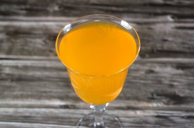 Karışık meyve suyu, iki veya daha fazla meyve, ananas, mango, portakal, elma ve guava karışımından elde edilen bir içecek, meyvelerden çeşitli besinler sunmaktadır.