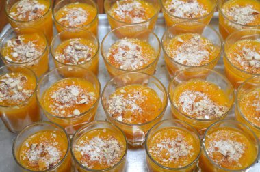 Kamil el-Din 'den yapılan Ramazan tatlı Arap tatlı tarifi (kurutulmuş ve kayısı meyvesi geçmişteki) su, mısır nişastası, şeker ve vanilya ile genellikle kuru üzüm, fındık ve parçalanmış hindistan cevizi ile kaplıdır.