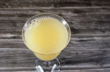 Guava suyu, tropikal guava meyvelerinden yapılan ferahlatıcı, besleyici, yoğun bir içecek, yüksek miktarda C vitamini, diyet fiberi ve likopene gibi antioksidanlarla ünlüdür.