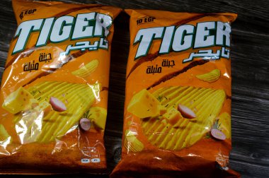 Kahire, Mısır, 4 Eylül 2025: Baharatlı peynir aromalı Tiger Patates cipsi, ince bir dilim patates, ince bir parça patates ezmesi, gevrek cipsler pişirilir ve tuzlanır