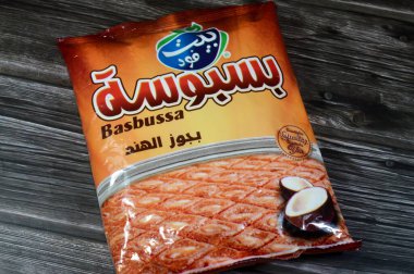 Kahire, Mısır, 4 Eylül 2025: Hindistan cevizli Beit food basbussa, Basbousa Orta Doğu ve Kuzey Afrika 'da popüler olan ve şeker şurubuyla tatlandırılmış irinli irmik tatlısıdır.