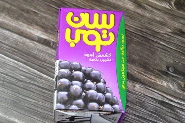 Kahire, Mısır, 4 Eylül 2025: Frenk üzümü suyu, yüksek C vitamini, yapay tatlar, renkler veya tatlandırıcılar, canlandırıcı ve enerji veren meyve suyu yok, Sun Top Juices