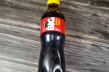 Kahire, Mısır, 4 Eylül 2025: Kola aromalı büyük soda ferahlatıcı ve köpüklü meşrubat, özel aromalı soda, lezzetli farklı aromalı, 360 ml plastik şişe