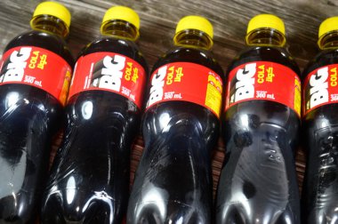 Kahire, Mısır, 4 Eylül 2025: Kola aromalı büyük soda ferahlatıcı ve köpüklü meşrubat, özel aromalı soda, lezzetli farklı aromalı, 360 ml plastik şişe