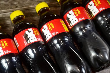 Kahire, Mısır, 4 Eylül 2025: Kola aromalı büyük soda ferahlatıcı ve köpüklü meşrubat, özel aromalı soda, lezzetli farklı aromalı, 360 ml plastik şişe