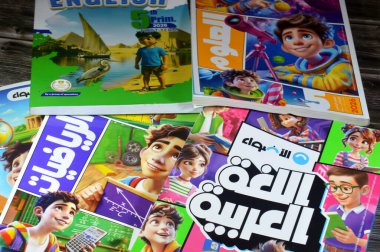 Kahire, Mısır, 4 Eylül 2025: Mısırlı okul çocukları tarafından kullanılan eğitim kitapları yığını, öğrenme, öğretim, eğitim kitapları kavramı ya bakanlık ya da dış kaynak tarafından yayınlandı