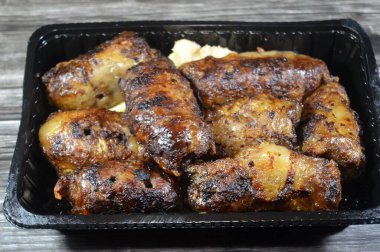 Tarb Kofta, kuzu yağına sarılmış baharatlı et (kofta) ile geleneksel bir Mısır ızgara eti, daha sonra altın kahverengiye ve cızırtıya kadar mangal kömürü, kofta ve kofta.