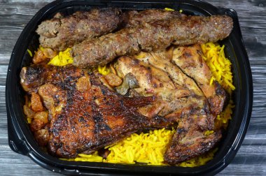Arap mutfağı Kofta bifteği, kofta şiş Basmati pilavlı kıyma, uzun sarı pilav ve ızgara tavuklu ızgara ızgara ızgara et.