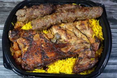 Arap mutfağı Kofta bifteği, kofta şiş Basmati pilavlı kıyma, uzun sarı pilav ve ızgara tavuklu ızgara ızgara ızgara et.