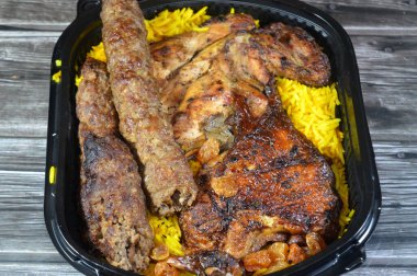 Arap mutfağı Kofta bifteği, kofta şiş Basmati pilavlı kıyma, uzun sarı pilav ve ızgara tavuklu ızgara ızgara ızgara et.