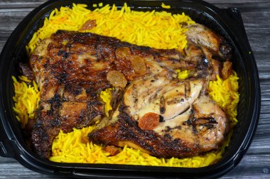 Arap mutfağında mangalda ızgara tavuk rengarenk Basmati pilavı, tarifi, nemli ve sulu ızgara tavuk köftesi ve uzun Basmati pilavı.