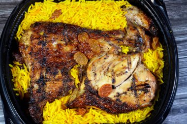 Arap mutfağında mangalda ızgara tavuk rengarenk Basmati pilavı, tarifi, nemli ve sulu ızgara tavuk köftesi ve uzun Basmati pilavı.