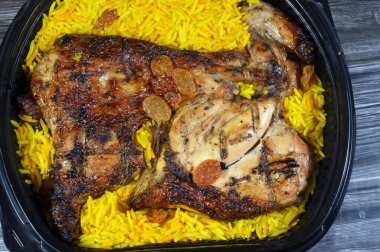 Arap mutfağında mangalda ızgara tavuk rengarenk Basmati pilavı, tarifi, nemli ve sulu ızgara tavuk köftesi ve uzun Basmati pilavı.