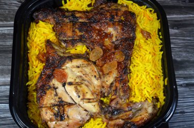 Arap mutfağında mangalda ızgara tavuk rengarenk Basmati pilavı, tarifi, nemli ve sulu ızgara tavuk köftesi ve uzun Basmati pilavı.