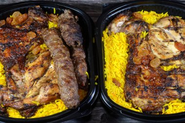 Arap mutfağı Kofta bifteği, kofta şiş Basmati pilavlı kıyma, uzun sarı pilav ve ızgara tavuklu ızgara ızgara ızgara et.