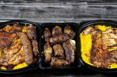 Geleneksel yemek bifteği Kofta ve katran, kofta şiş Basmati pilavlı kıyma, uzun sarı pilav ve ızgara tavuklu ızgara ızgara ızgara et.