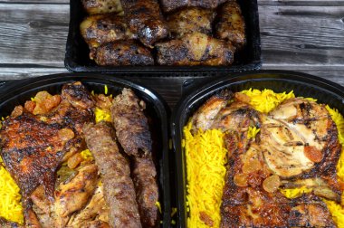 Geleneksel yemek bifteği Kofta ve katran, kofta şiş Basmati pilavlı kıyma, uzun sarı pilav ve ızgara tavuklu ızgara ızgara ızgara et.