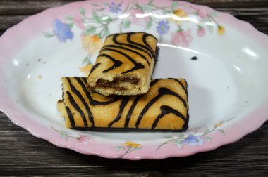 Kakao kremalı altın rulo pasta, kremalı jöleli kek, kremalı rulo sünger kek, İsviçre usulü rulo kek, genellikle çay ya da kahve ile tüketilir ya da aperatif olarak