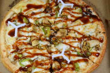 Barbekü pizzalı tavuk, tavuk, biber, mozarella, barbekü sosu ve ince soğan dilimleri, İtalyan, fast food konsepti, fırında taze pizza.