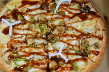 Barbekü pizzalı tavuk, tavuk, biber, mozarella, barbekü sosu ve ince soğan dilimleri, İtalyan, fast food konsepti, fırında taze pizza.