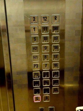 Büyük Makkah Camii 'nin yanındaki otelin asansöründe, caminin etrafındaki alanda bir sürü otel ve asansöre ihtiyaç duyan yüksek binalar var.