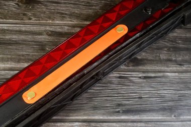 Bir uyarı katmanı yansıtıcı yol tehlike uyarı üçgeni tahtadan arka planda izole edilmiş, yol boyunca arızalı bir araba, kırmızı üçgen uyarı işaretinin seçici odak noktası