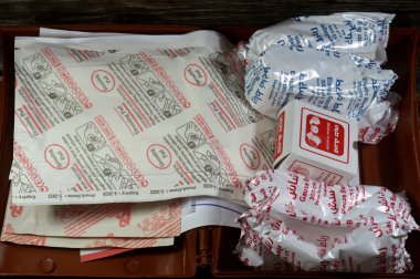 Kahire, Mısır, 5 Ekim 2025: Araba ruhsatı için zorunlu olan araçlar için ilk yardım çantası elastik bandaj, tıbbi pamuk, sıva, makas, yara bandı ve Arapça manuel rehber içermektedir.