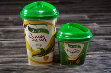Kahire, Mısır, 2 Ekim 2025: El-Bawadi Tahini tahina, zemin susam tohumlarından yapılan bir macun, ve pekmez, şeker kamışından elde edilen tatlı bir şurup, tatlılar için tatlandırıcı, pişirme ve şeker alternatifi.