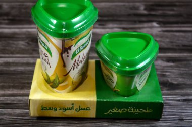 Kahire, Mısır, 2 Ekim 2025: El-Bawadi Tahini tahina, zemin susam tohumlarından yapılan bir macun, ve pekmez, şeker kamışından elde edilen tatlı bir şurup, tatlılar için tatlandırıcı, pişirme ve şeker alternatifi.