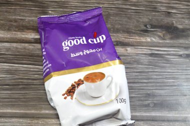 Kahire, Mısır, 2 Ekim 2025: Kahve bitkisinin iyi kahve öğütücü kahvesi ve kahve kaynağı. Kakule genellikle kırmızı ya da mor meyvenin içindeki çekirdektir.