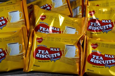 Kahire, Mısır, 2 Ekim 2025: Bisco Misr çay bisküvileri, hafif, çıtır çıtır ve hafif tatlı bisküviler, Mısırlı BiscoMisr şirketi tarafından üretilen, çay saati veya herhangi bir sıcak içecek için mükemmel bir aperatif