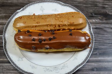 Krema, tuz, un, yumurta, süt, krema, şeker, vanilya, choux pastası, bisküvi ve çikolatadan yapılmış kremayla doldurulmuş ekekler.