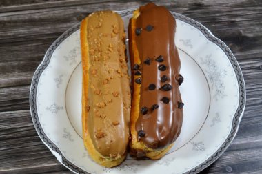 Krema, tuz, un, yumurta, süt, krema, şeker, vanilya, choux pastası, bisküvi ve çikolatadan yapılmış kremayla doldurulmuş ekekler.