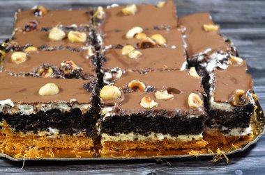 Konafa bazal katmanlı çok katmanlı bir tatlı. Geleneksel doğulu ünlü bir Arap tatlısıdır. Orta katmanlı kahverengi sünger keki ve fındıklı çikolata ezmesinin üst katmanıdır.