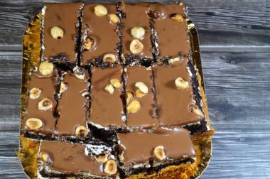 Konafa bazal katmanlı çok katmanlı bir tatlı. Geleneksel doğulu ünlü bir Arap tatlısıdır. Orta katmanlı kahverengi sünger keki ve fındıklı çikolata ezmesinin üst katmanıdır.