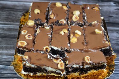 Konafa bazal katmanlı çok katmanlı bir tatlı. Geleneksel doğulu ünlü bir Arap tatlısıdır. Orta katmanlı kahverengi sünger keki ve fındıklı çikolata ezmesinin üst katmanıdır.