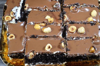 Konafa bazal katmanlı çok katmanlı bir tatlı. Geleneksel doğulu ünlü bir Arap tatlısıdır. Orta katmanlı kahverengi sünger keki ve fındıklı çikolata ezmesinin üst katmanıdır.