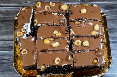 Konafa bazal katmanlı çok katmanlı bir tatlı. Geleneksel doğulu ünlü bir Arap tatlısıdır. Orta katmanlı kahverengi sünger keki ve fındıklı çikolata ezmesinin üst katmanıdır.