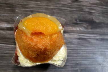 Mısırlı Babaz kek Gateaux, klasik Fransız romlu baba, çıtır ya da sünger kek katmanları, beyaz krema ve ananas, şeftali ya da karışık meyve gibi meyveler, tatlı şuruplu ve kremalı kek.