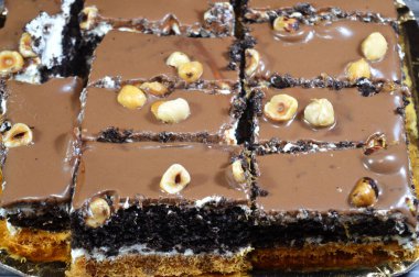 Konafa bazal katmanlı çok katmanlı bir tatlı. Geleneksel doğulu ünlü bir Arap tatlısıdır. Orta katmanlı kahverengi sünger keki ve fındıklı çikolata ezmesinin üst katmanıdır.