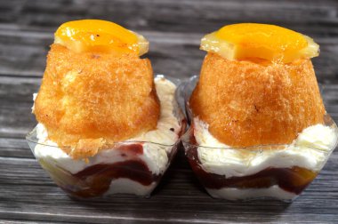 Mısırlı Babaz kek Gateaux, klasik Fransız romlu baba, çıtır ya da sünger kek katmanları, beyaz krema ve ananas, şeftali ya da karışık meyve gibi meyveler, tatlı şuruplu ve kremalı kek.