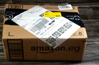 Kahire, Mısır, 2 Ekim 2025: Amazon Mısır ürün karton kutusu, Amazon, e-ticaret, bulut hesaplama, çevrimiçi reklam, dijital yayın için bir çok uluslu teknoloji şirketidir.