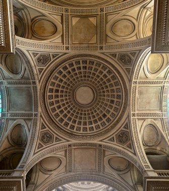 Paris 'teki Pantheon' un süslü tavanında, geometrik şekiller ve ayrıntılı dekorasyonlarla çevrili eşmerkezli daireler ve karelerden oluşan detaylı bir merkez kubbe yer almaktadır.