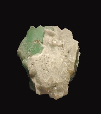 Kuvars kümesine gömülü yeşil bir florit kristali, doğal dokuları ve detayları vurgulamak için siyah bir yansıtıcı yüzeyde fotoğraflandı.